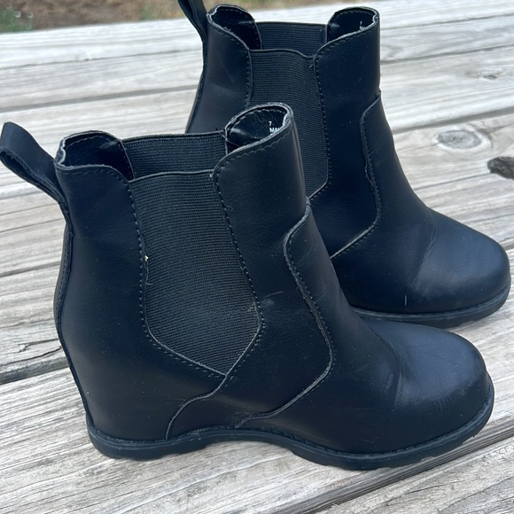 Universal Thread - Picture 2 of 8